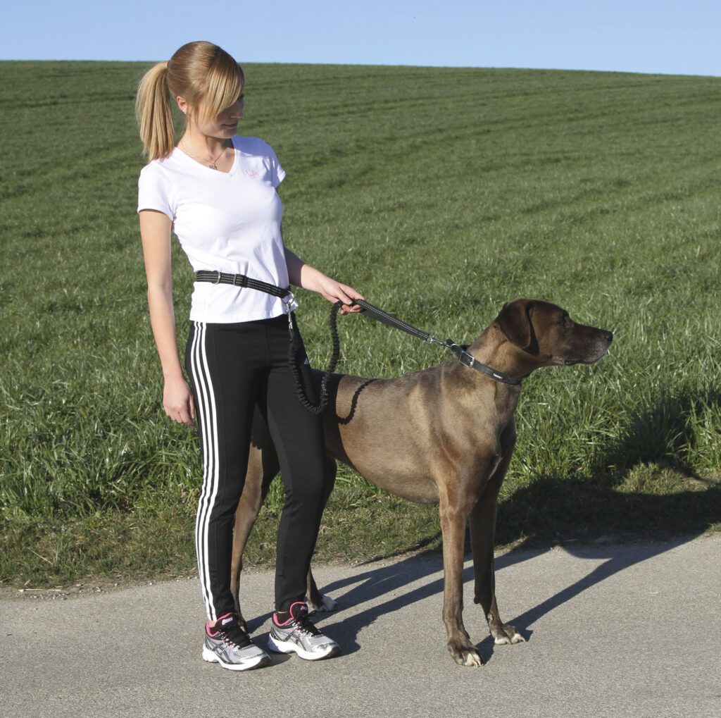 Frau mit Hund und Joggingleine